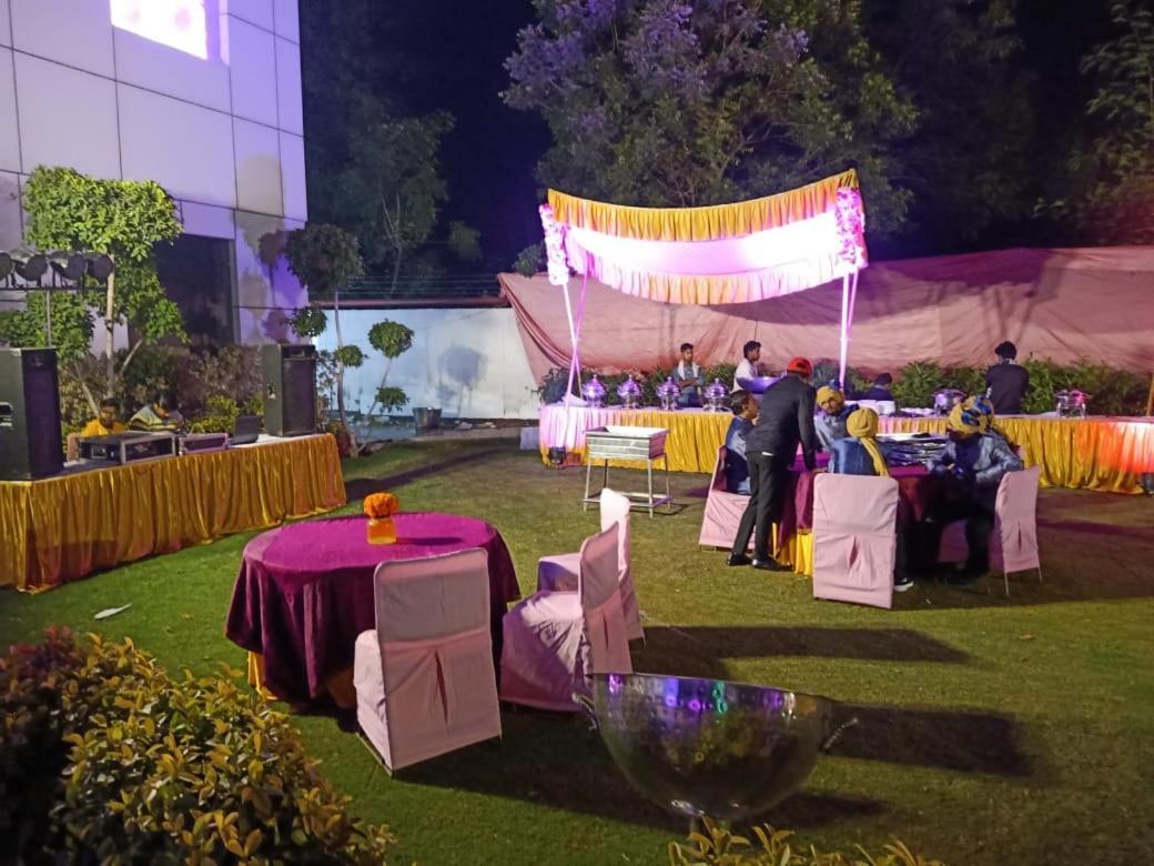 Hotel Sourav Park Inn Agra Агра Екстер'єр фото